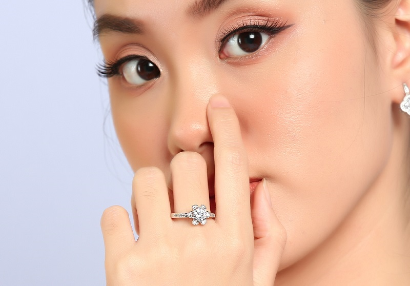 Nhẫn có thiết kế mặt nhẫn là bông hoa lớn sang trọng